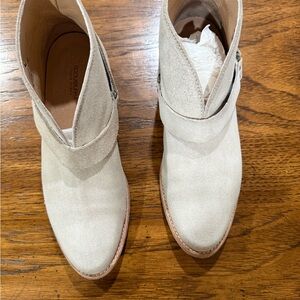 Koolaburra Suede (white sand) Santa Barbara Boot- 8.5 M